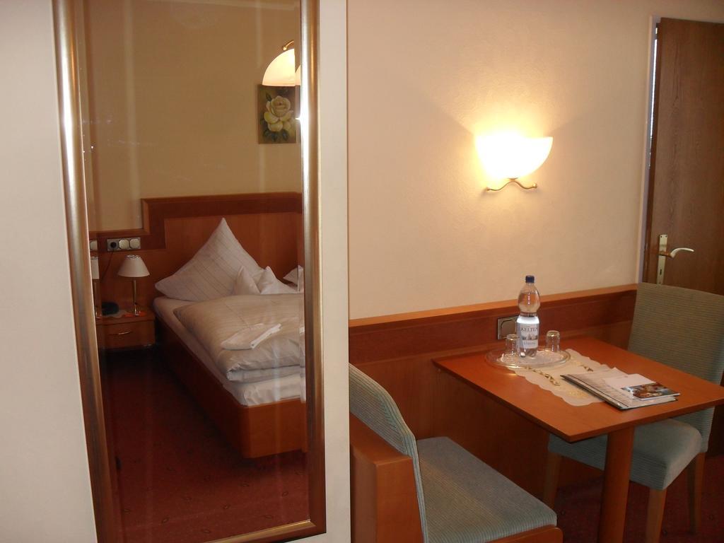 Hotel Reichsschenke Zum Ritter Gotz "Garni" Krov Ruang foto