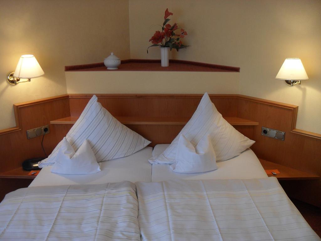 Hotel Reichsschenke Zum Ritter Gotz "Garni" Krov Ruang foto